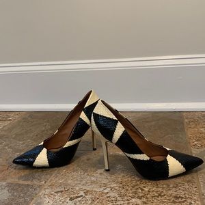 Rachel Roy black & white snake skin pumps size 7